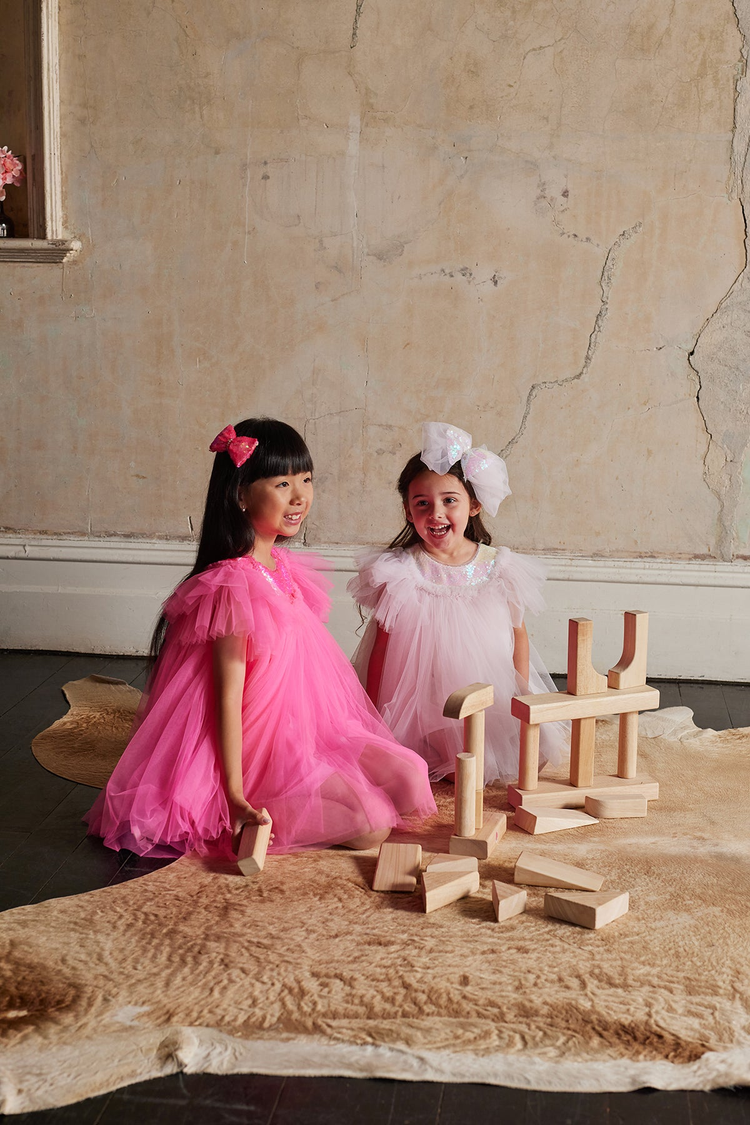  Designed for 6 months old to toddlers, all dresses featured exquisite fabrics and meticulous craftsmanship. 